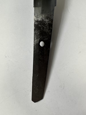 Lot 5 - A JAPANESE SHORT SWORD (WAKIZASHI), SIGNED YAMASHIRO DAIJO KUNITSUGU, PROBABLY EDO PERIOD
