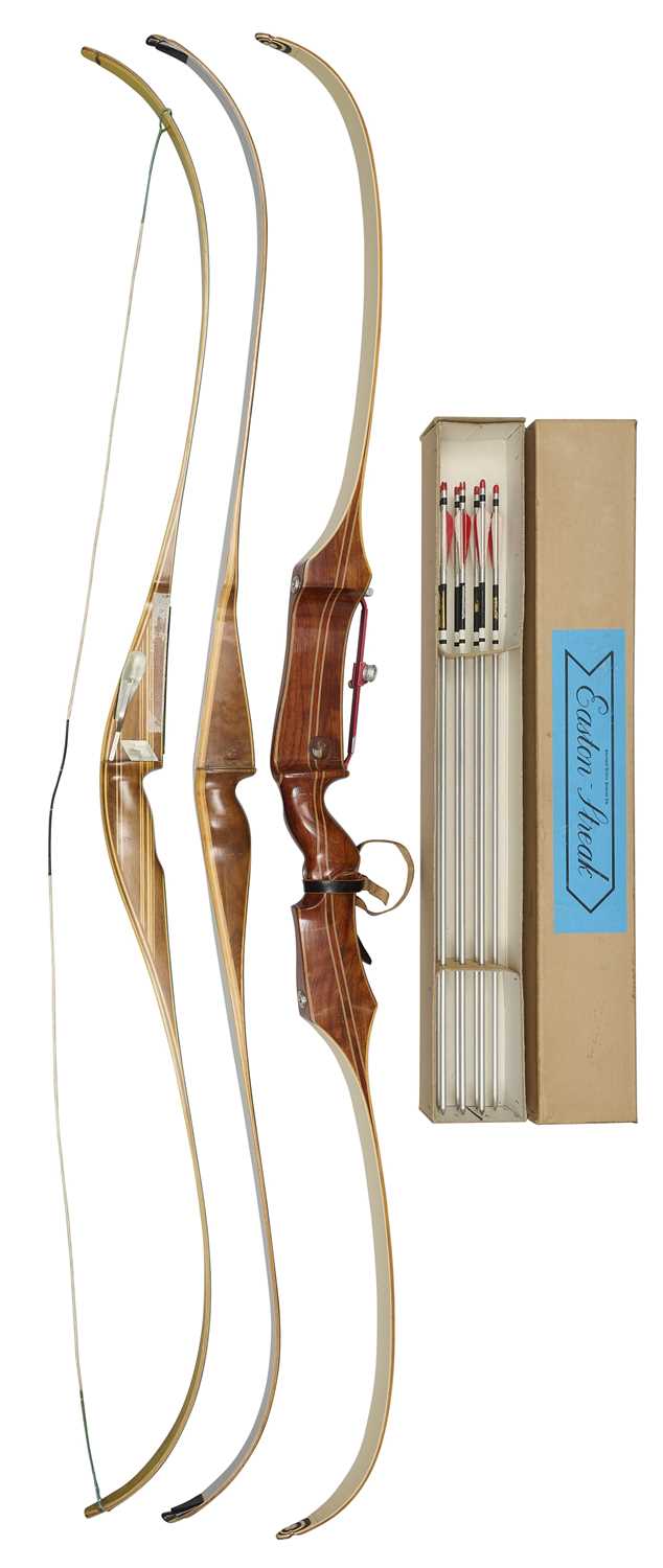 Lot 146 - TWENTY MARKSMAN ARCHERY RECURVE BOWS AND FIVE BOXES OF ARROWS, 20TH CENTURY