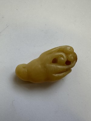 Lot 66 - A CHINESE YELLOW JADE 'BUDDHAS HAND' PENDANT, QING DYNASTY (1644-1911)
