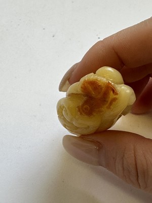 Lot 66 - A CHINESE YELLOW JADE 'BUDDHAS HAND' PENDANT, QING DYNASTY (1644-1911)