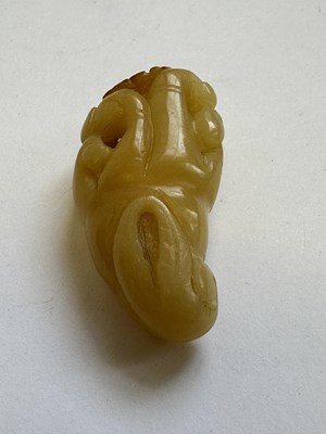 Lot 66 - A CHINESE YELLOW JADE 'BUDDHAS HAND' PENDANT, QING DYNASTY (1644-1911)