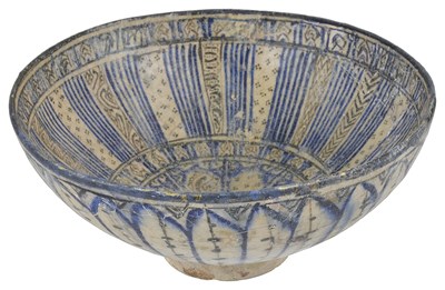 Lot 204 - A GLAZED POTTERY BOWL