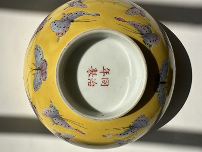 Lot 4 - A CHINESE FAMILLE-ROSE YELLOW-GROUND 'BUTTERFLY' BOWL, TONGZHI MARK AND PERIOD (1862-74)