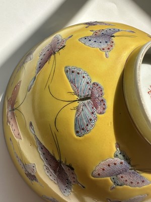 Lot 4 - A CHINESE FAMILLE-ROSE YELLOW-GROUND 'BUTTERFLY' BOWL, TONGZHI MARK AND PERIOD (1862-74)