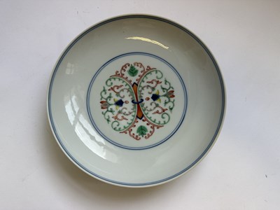 Lot 121 - A CHINESE DOUCAI DISH