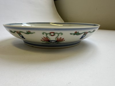 Lot 121 - A CHINESE DOUCAI DISH