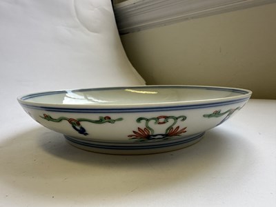 Lot 121 - A CHINESE DOUCAI DISH