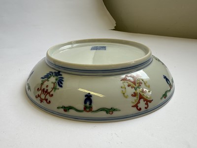 Lot 121 - A CHINESE DOUCAI DISH