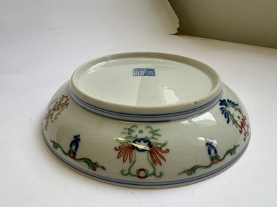 Lot 121 - A CHINESE DOUCAI DISH