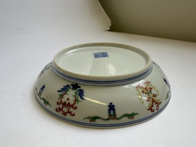 Lot 121 - A CHINESE DOUCAI DISH