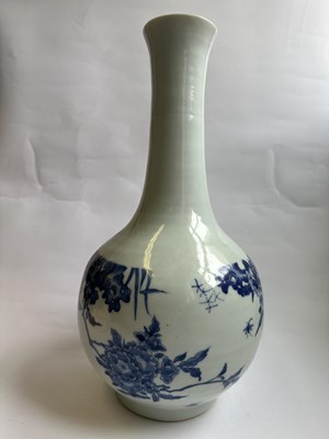 Lot 15 - A CHINESE BLUE AND WHITE BOTTLE VASE
