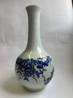 Lot 15 - A CHINESE BLUE AND WHITE BOTTLE VASE