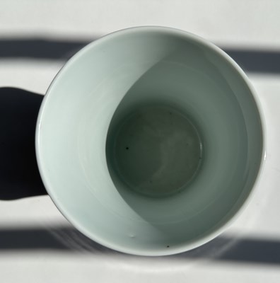 Lot 11 - A CHINESE BLUE AND WHITE TRANSITIONAL STYLE BRUSHPOT