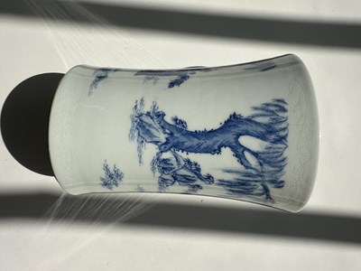 Lot 11 - A CHINESE BLUE AND WHITE TRANSITIONAL STYLE BRUSHPOT