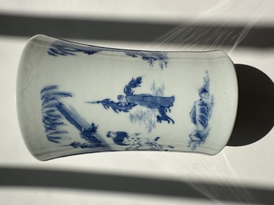 Lot 11 - A CHINESE BLUE AND WHITE TRANSITIONAL STYLE BRUSHPOT