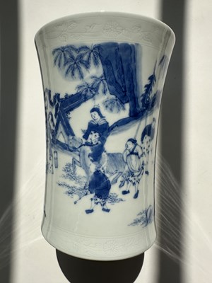 Lot 11 - A CHINESE BLUE AND WHITE TRANSITIONAL STYLE BRUSHPOT
