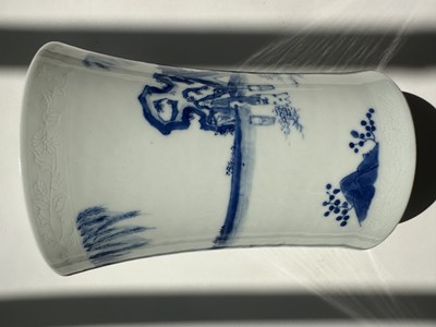 Lot 11 - A CHINESE BLUE AND WHITE TRANSITIONAL STYLE BRUSHPOT