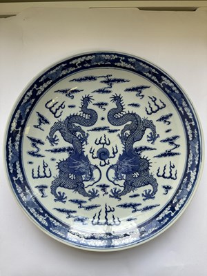 Lot 9 - A LARGE CHINESE BLUE AND WHITE 'DRAGON' CHARGER, QING DYNASTY (1644-1911)