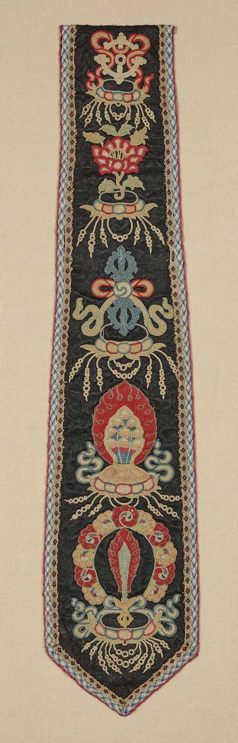 Lot 44 - A CHINESE EMBROIDERED SILK BUDDHIST PENDANT, QING DYNASTY (1644-1911)