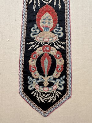 Lot 44 - A CHINESE EMBROIDERED SILK BUDDHIST PENDANT, QING DYNASTY (1644-1911)