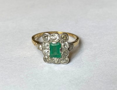 Lot 597 - EMERALD AND DIAMOND CLUSTER RING, 1920s