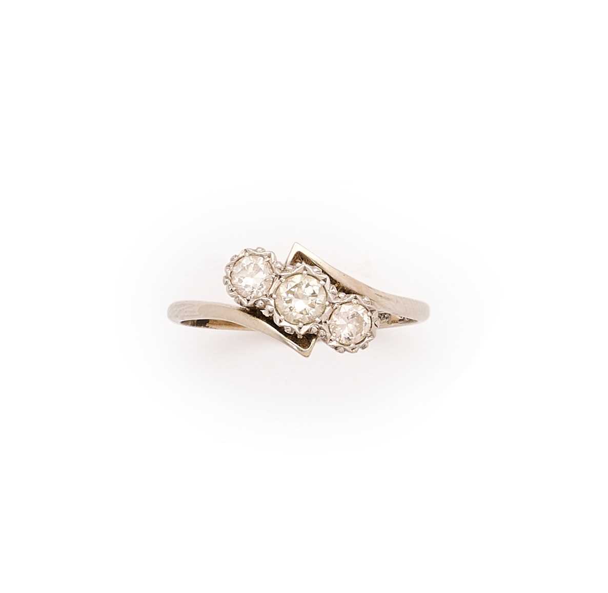 Lot 598 - DIAMOND RING