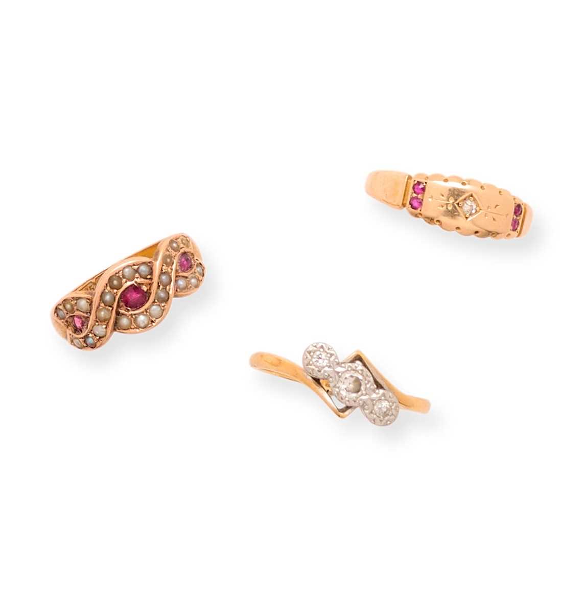 Lot 591 - THREE GEM-SET RINGS, 1890s AND LATER