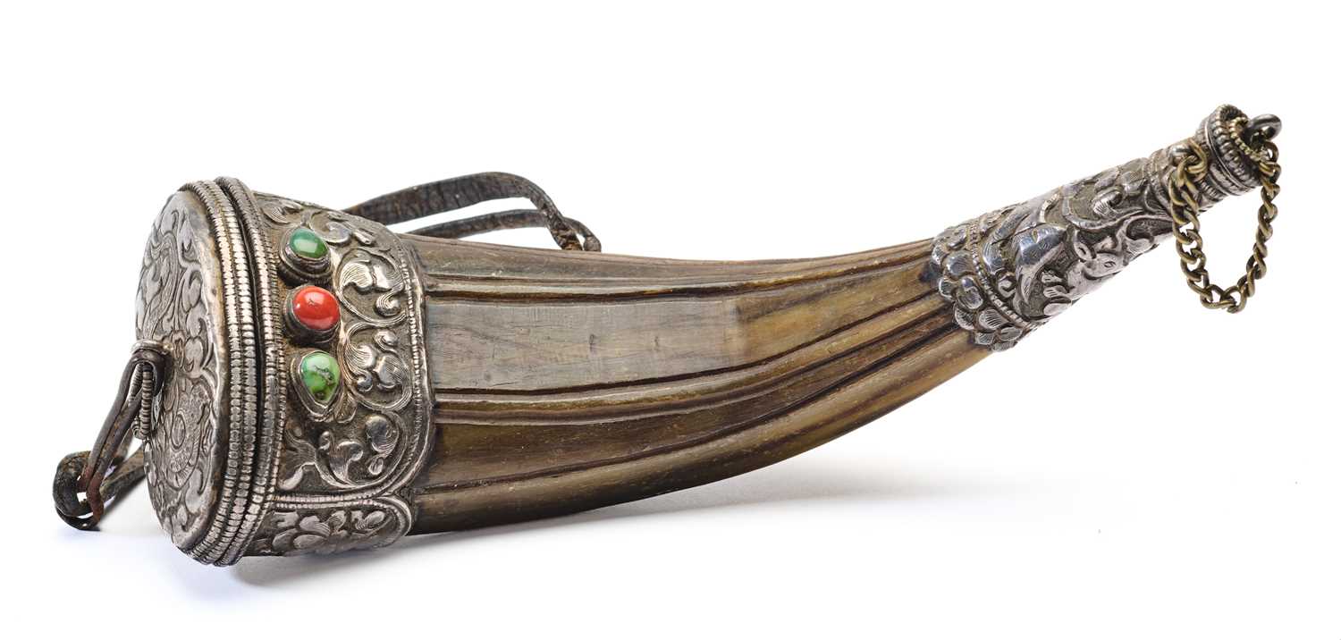 Lot 232 - A SILVER-MOUNTED POWDER HORN, TIBET, 19TH CENTURY