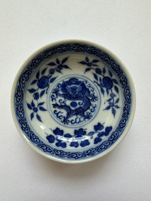 Lot 18 - A CHINESE SMALL BLUE AND WHITE 'DRAGON' SAUCER, GUANGXU MARK AND PERIOD (1875-1908)
