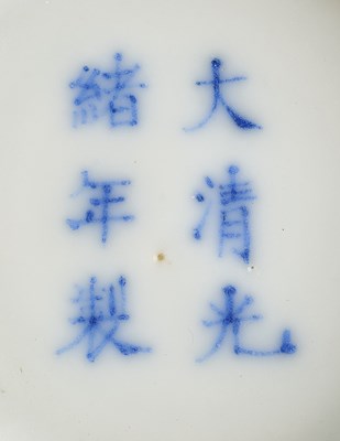 Lot 18 - A CHINESE SMALL BLUE AND WHITE 'DRAGON' SAUCER, GUANGXU MARK AND PERIOD (1875-1908)