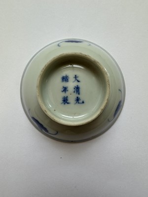 Lot 18 - A CHINESE SMALL BLUE AND WHITE 'DRAGON' SAUCER, GUANGXU MARK AND PERIOD (1875-1908)