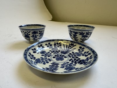 Lot 21 - A PAIR OF CHINESE BLUE AND WHITE CUPS, KANGXI PERIOD (1662-1722)