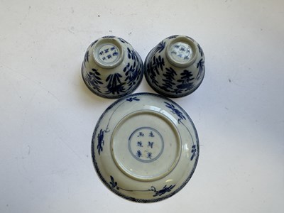 Lot 21 - A PAIR OF CHINESE BLUE AND WHITE CUPS, KANGXI PERIOD (1662-1722)