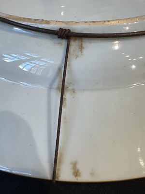 Lot 24 - A CHINESE BLUE AND WHITE CHARGER, QING DYNASTY, 18TH CENTURY