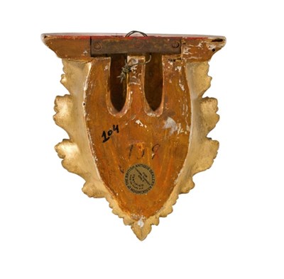 Lot 16 - A DU PAQUIER PANEL SET IN A LATER GILTWOOD WALL BRACKET, THE PORCELAIN CIRCA 1740