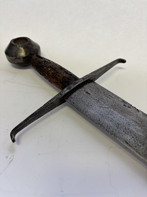 Lot 130 - A MEDIEVAL SWORD, EARLY 15TH CENTURY, PROBABLY ITALIAN