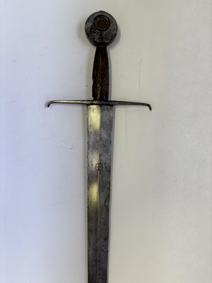 Lot 130 - A MEDIEVAL SWORD, EARLY 15TH CENTURY, PROBABLY ITALIAN
