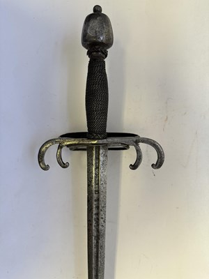 Lot 65 - AN ITALIAN SWORD WITH ‘CRAB-CLAW’ HILT, EARLY 17TH CENTURY, POSSIBLY VENETIAN