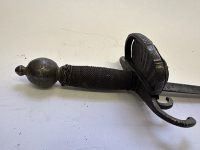 Lot 67 - AN ITALIAN SWORD WITH ‘CRAB-CLAW’ HILT, MID-17TH CENTURY, POSSIBLY VENETIAN