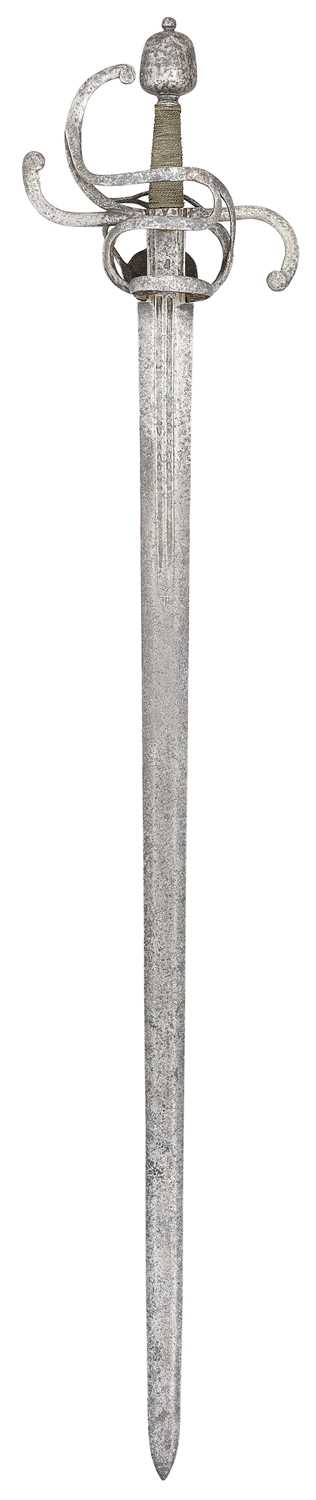 Lot 35 - A NORTH EUROPEAN SWORD RAPIER, LAST QUARTER OF THE 16TH CENTURY, POSSIBLY ENGLISH OR GERMAN