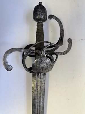 Lot 35 - A NORTH EUROPEAN SWORD RAPIER, LAST QUARTER OF THE 16TH CENTURY, POSSIBLY ENGLISH OR GERMAN