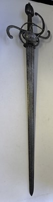 Lot 35 - A NORTH EUROPEAN SWORD RAPIER, LAST QUARTER OF THE 16TH CENTURY, POSSIBLY ENGLISH OR GERMAN
