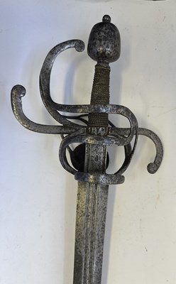 Lot 35 - A NORTH EUROPEAN SWORD RAPIER, LAST QUARTER OF THE 16TH CENTURY, POSSIBLY ENGLISH OR GERMAN