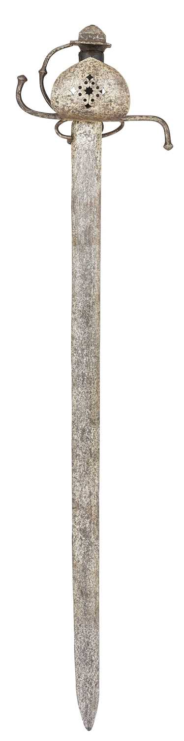 Lot 38 - A GERMAN MILITARY SWORD, EARLY 17TH CENTURY