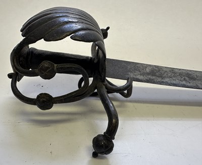 Lot 32 - A GERMAN MILITARY SWORD, LATE 16TH CENTURY