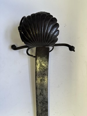 Lot 32 - A GERMAN MILITARY SWORD, LATE 16TH CENTURY