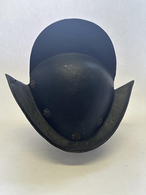 Lot 77 - A SOUTH GERMAN COMB MORION, CIRCA 1600-20