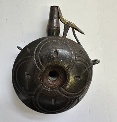Lot 86 - A GERMAN CIRCULAR TURNED WOODEN PRIMING-FLASK, 17TH CENTURY