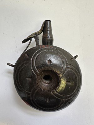 Lot 86 - A GERMAN CIRCULAR TURNED WOODEN PRIMING-FLASK, 17TH CENTURY