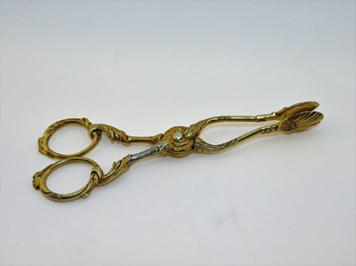 Lot 370 - ROYAL: A PAIR OF GEORGE II SILVER-GILT TEA TONGS (SUGAR NIPS)